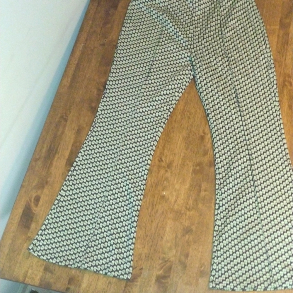 NWT GiGio Daisy Dreaming Bell Bottom Floral Pant L Hippie 60s Style